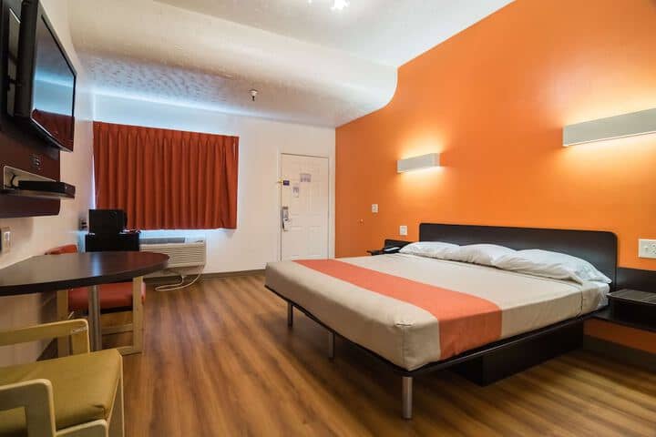 Room 10 of 87
