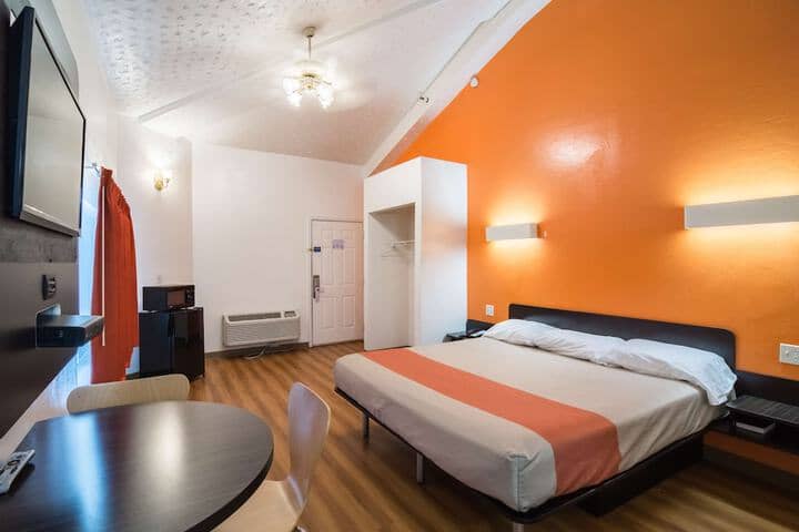 Room 12 of 87