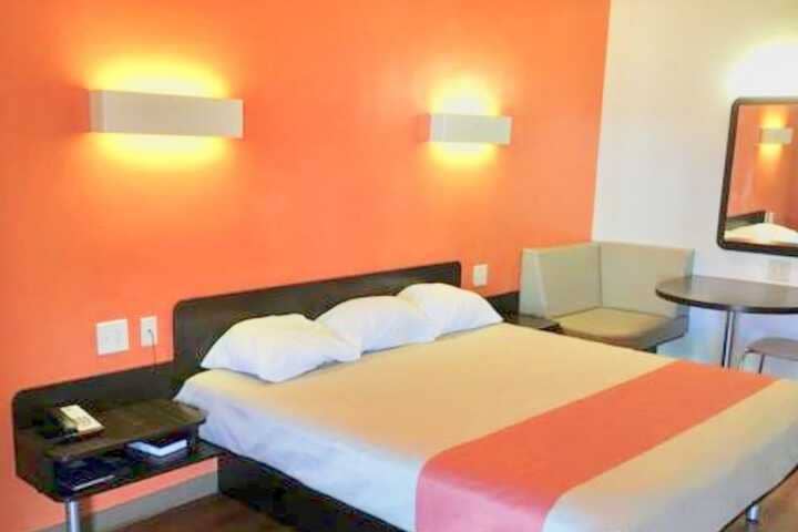 Room 6 of 87
