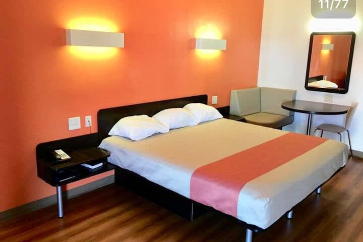 Room 4 of 87