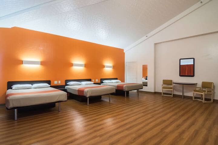 Room 23 of 87